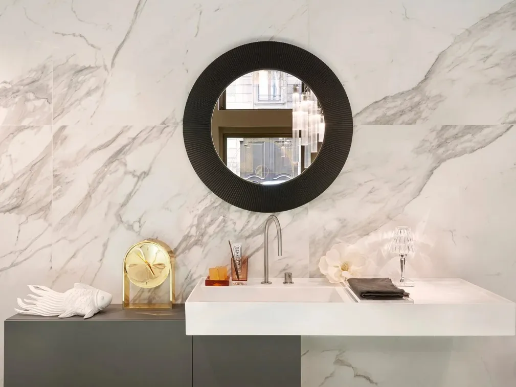 Specchio All Saints con cornice in plexiglas di Kartell
