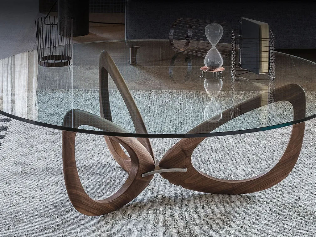 Tavolino con base in legno massello di Noce Canaletto e piano in cristallo Helix di Cattelan Italia