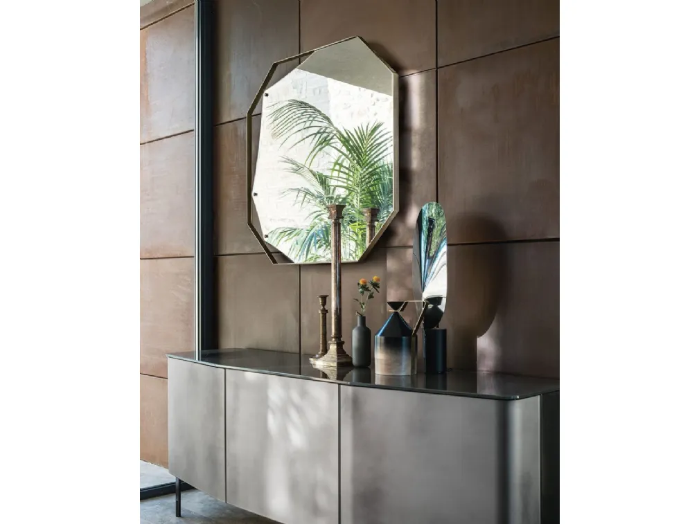 Specchio Pinch da muro con cornice in metallo finitura ottone brunito di Fiam
