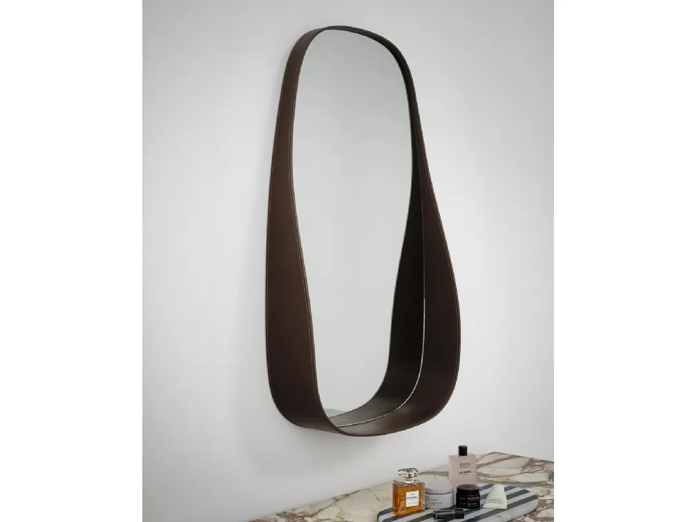 Specchio Flow con cornice in cuoio di Novamobili