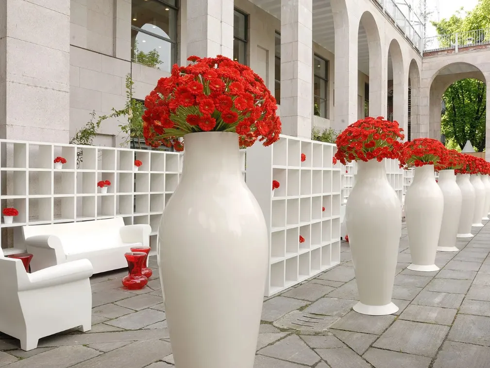 Maxi Vaso Misses Flower Power in polietilene di Kartell