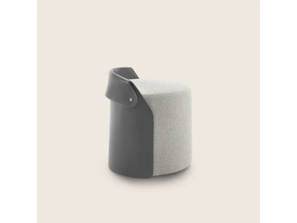 Pouf Ozzy in tessuto imbottito e cuoio di Flexform