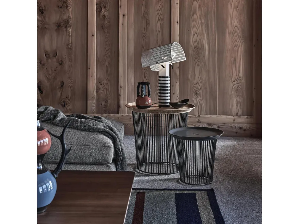 Tavolino in legno massello o gres con base in metallo Berry di Flexform