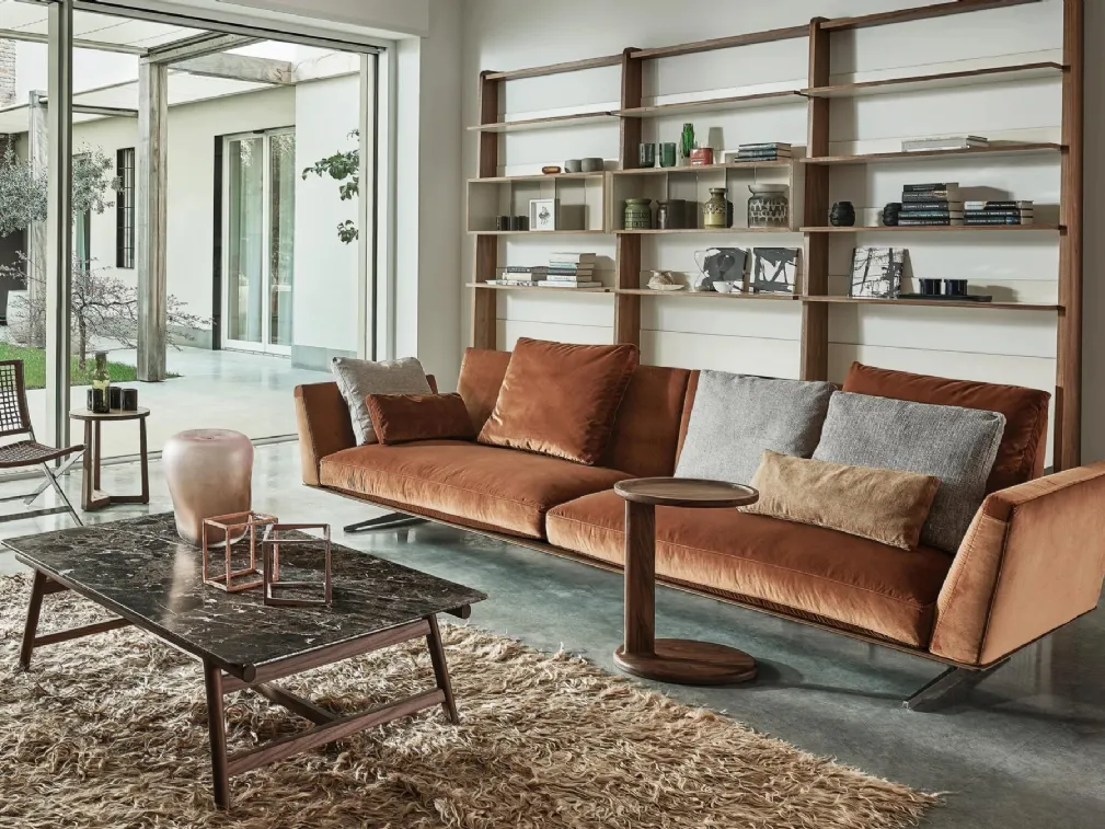 Tavolino Giano con top in marmo e struttura in legno massello di Flexform