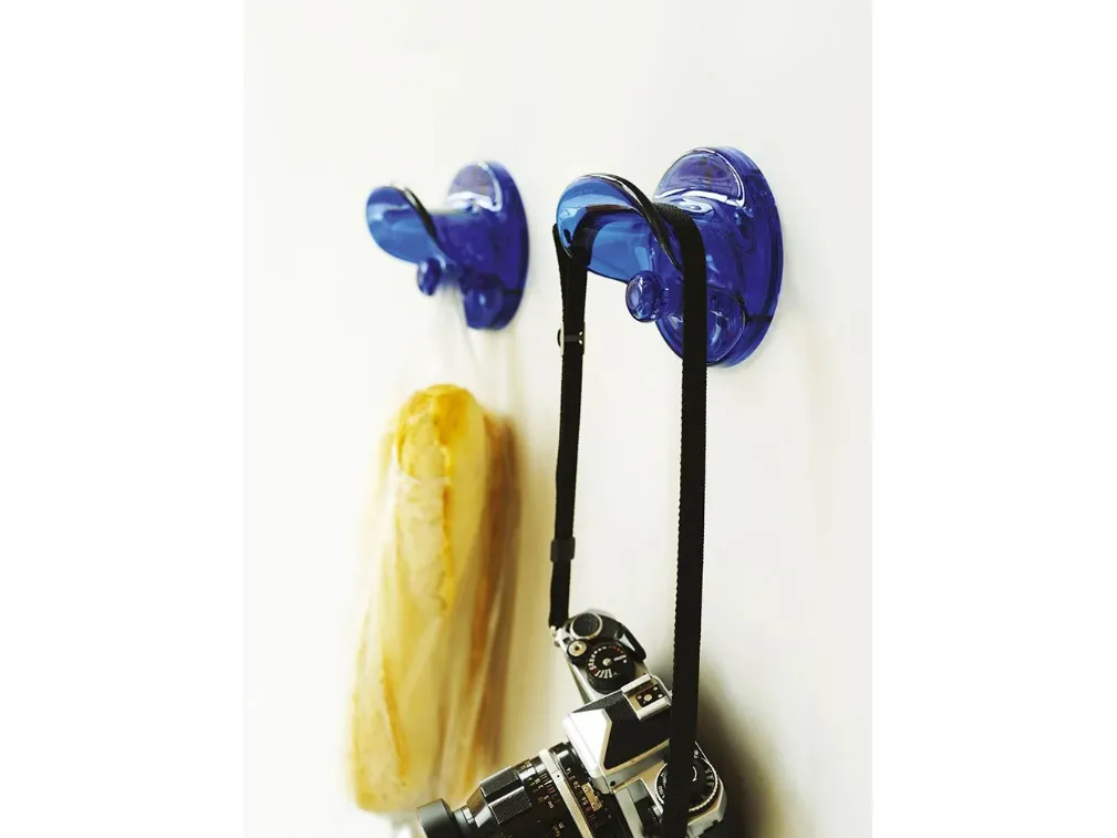 Appendiabiti da parete in policarbonato Blu Wall Clothes Hook di Kartell