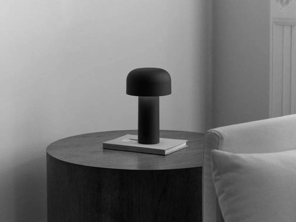 Lampada da tavolo ricaricabile Bellhop Table di Flos