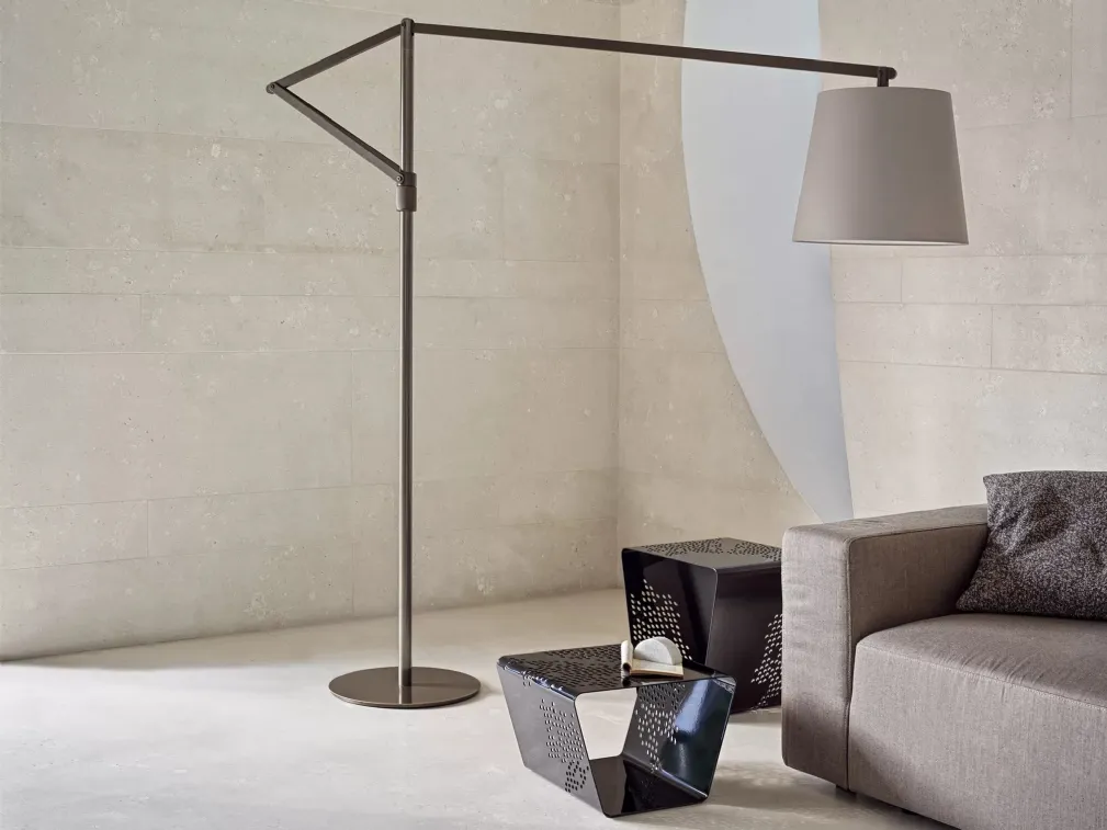 Lampada da terra Cloe con paralume in tessuto e struttura in acciaio laccato di Bontempi