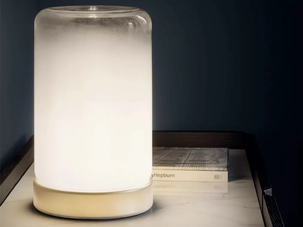 Lampada da tavolo Pop in vetro sfumato bianco con base in acciaio laccato di Bontempi