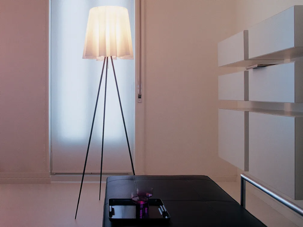 Lampada da terra Rosy Angelis con diffusore in tessuto ultraleggero con steli in alluminio di Flos