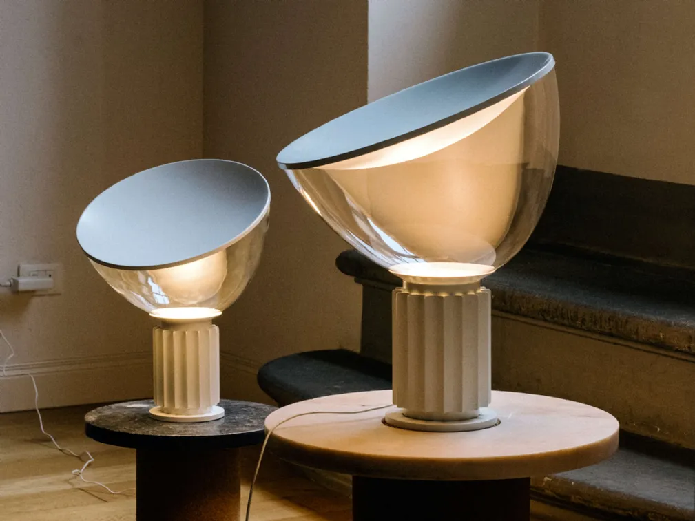 Lampada da tavolo Taccia con diffusore in vetro e base in metallo di Flos