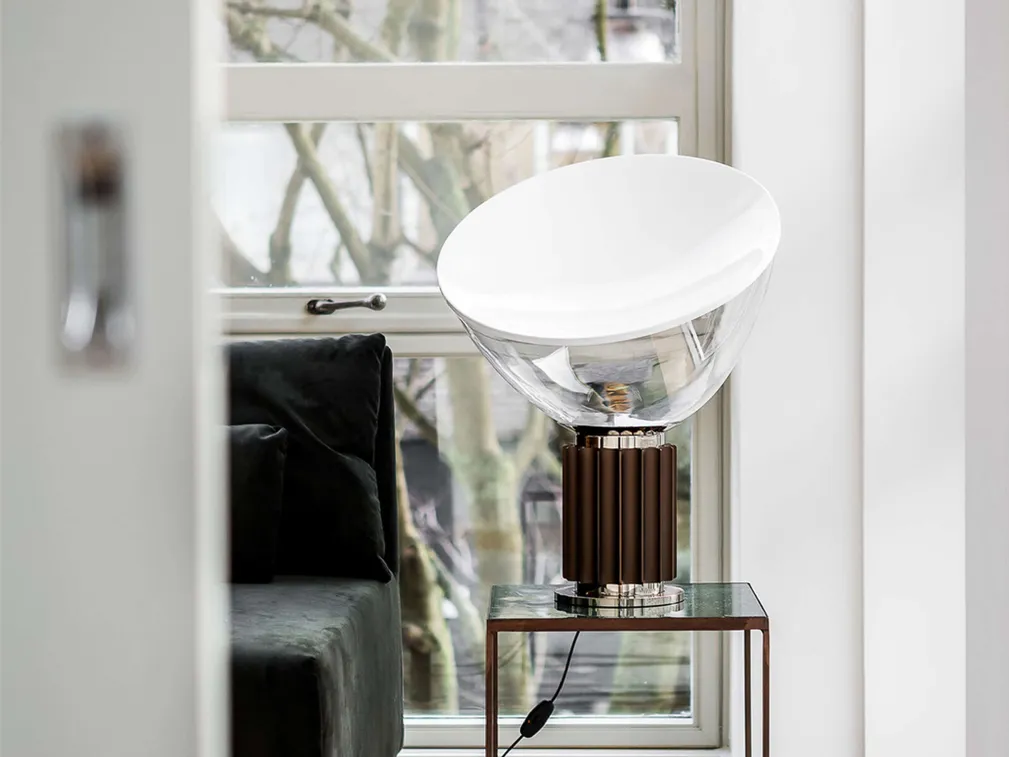 Lampada da tavolo Taccia con diffusore in vetro e base in metallo di Flos