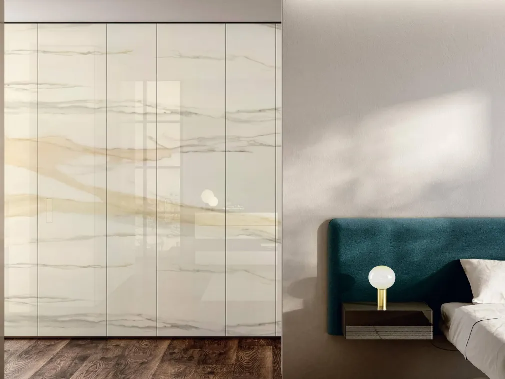 Armadio con ante battenti Flapp in vetro Marble XGlass di Lago