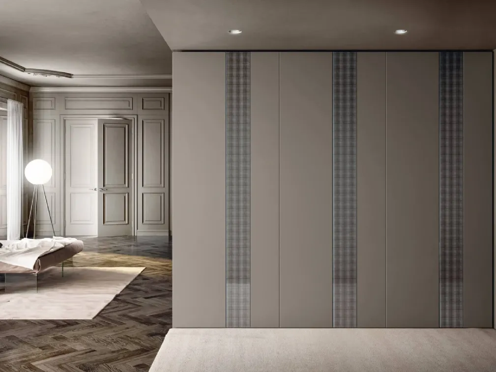 Armadio con ante battenti NOW Quick Grigio in laccato opaco con inserti in vetro finitura effetto tessuto di Lago