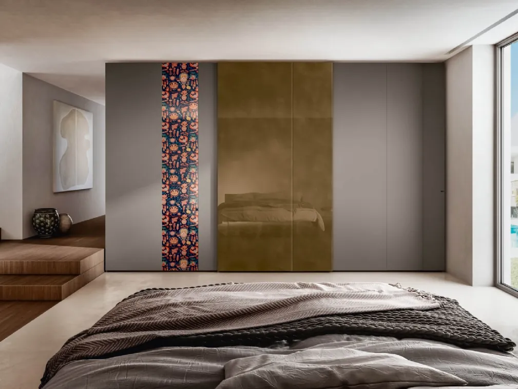Armadio con ante scorrevoli Now Quick Sliding Moderno in laccato opaco con inserti in vetro finitura tessuto e metallizzata di Lago