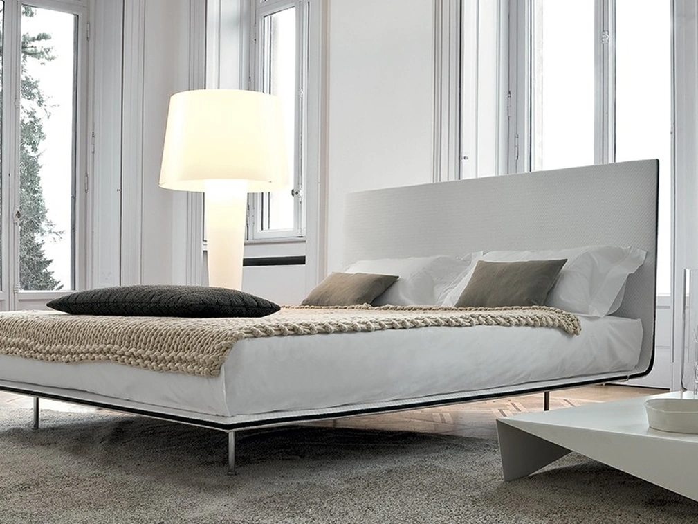 Letto Thin con testiera di Bonaldo