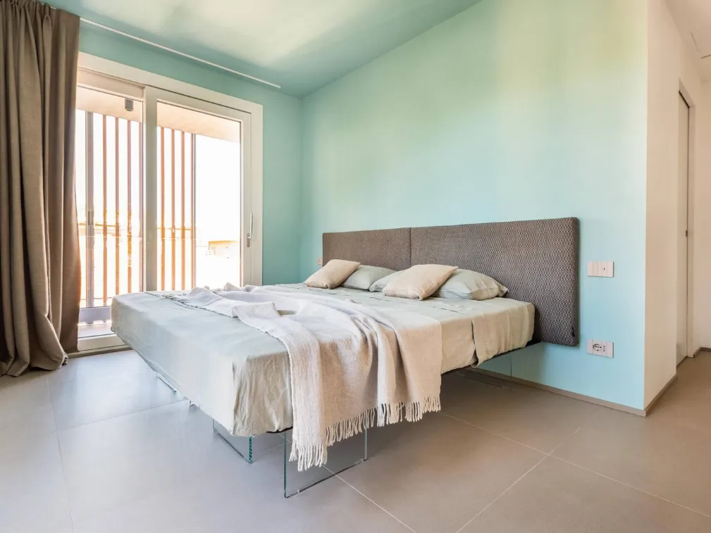 Letto con testiera in tessuto Air 1507 di Lago