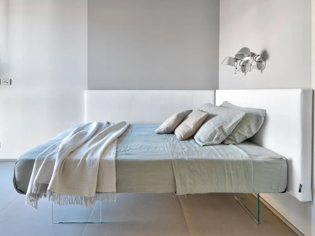 Letto con testiera in tessuto Air 1507 di Lago