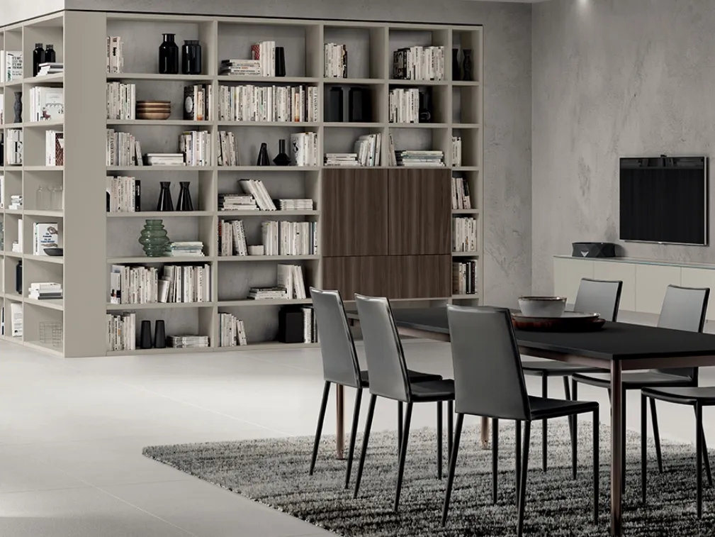 Libreria Living Mood sistema Fluida in laccato Tortora con ante in Noce Steady di Scavolini