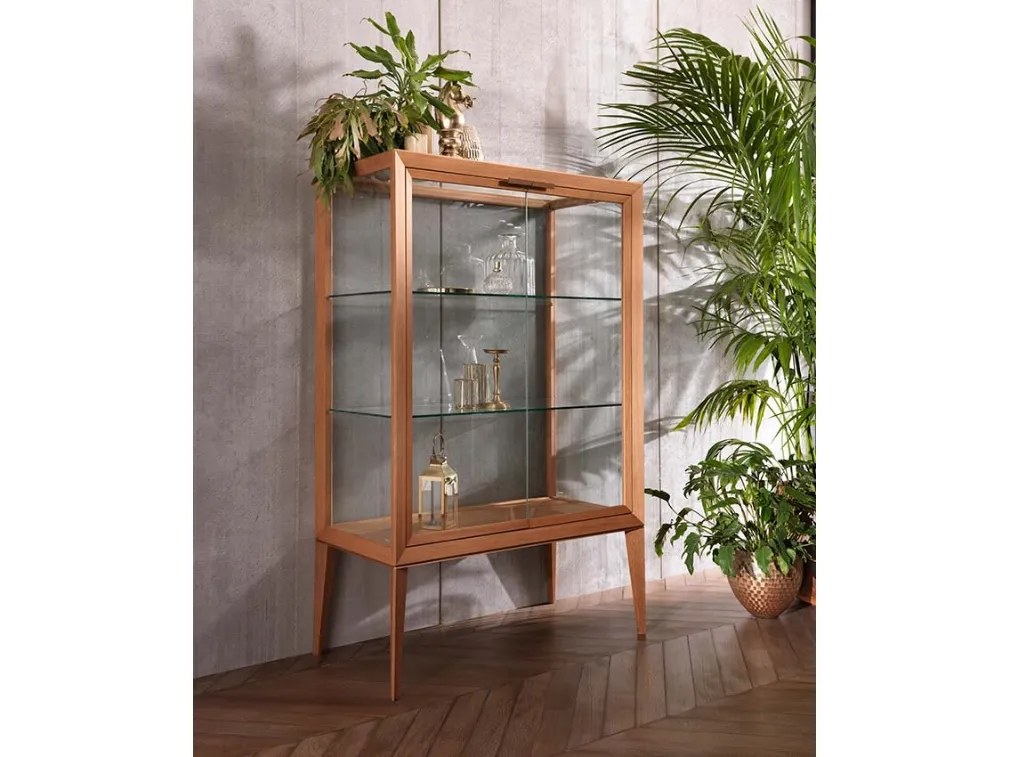 Madia Medea Alta Vetrina in legno di rovere tinto miele di Riflessi