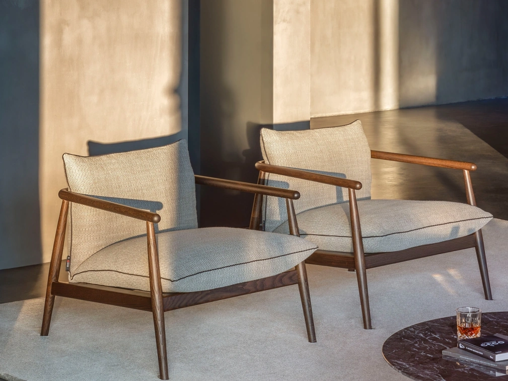 Poltroncina Karin in tessuto imbottito con struttura in legno di Desirèe