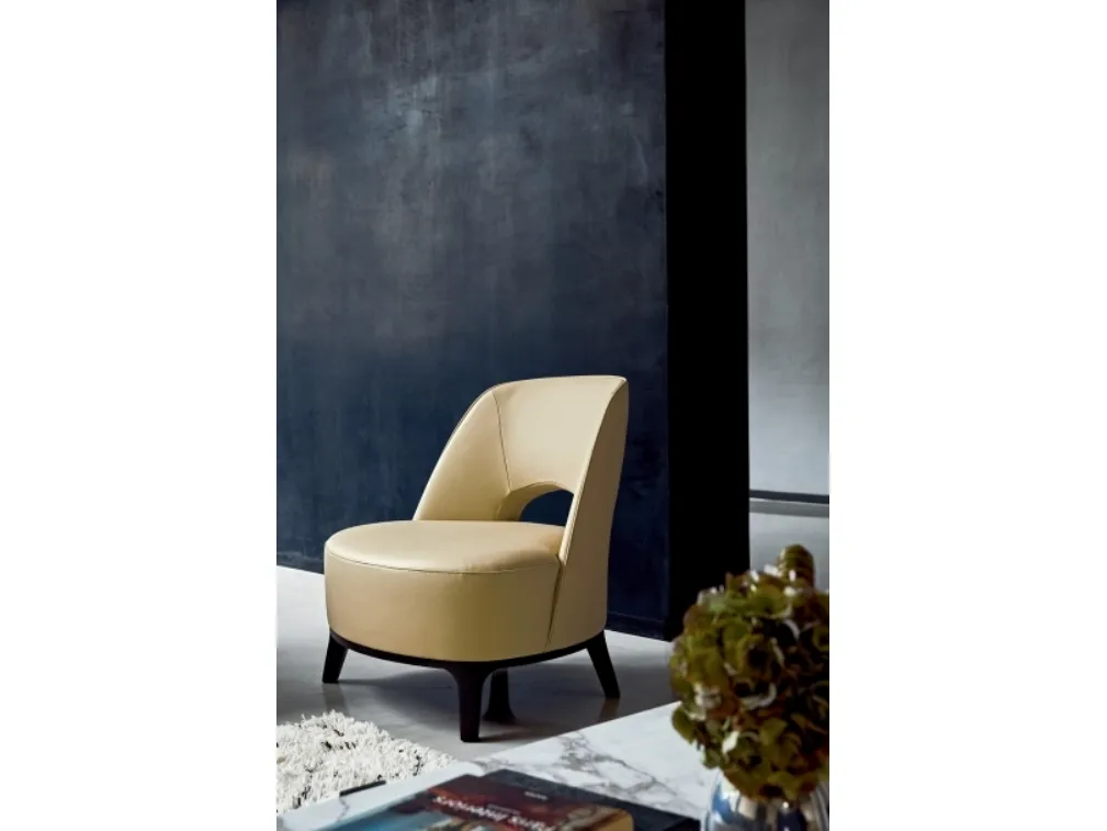 Poltroncina Ermione in pelle con base in legno massello di Flexform