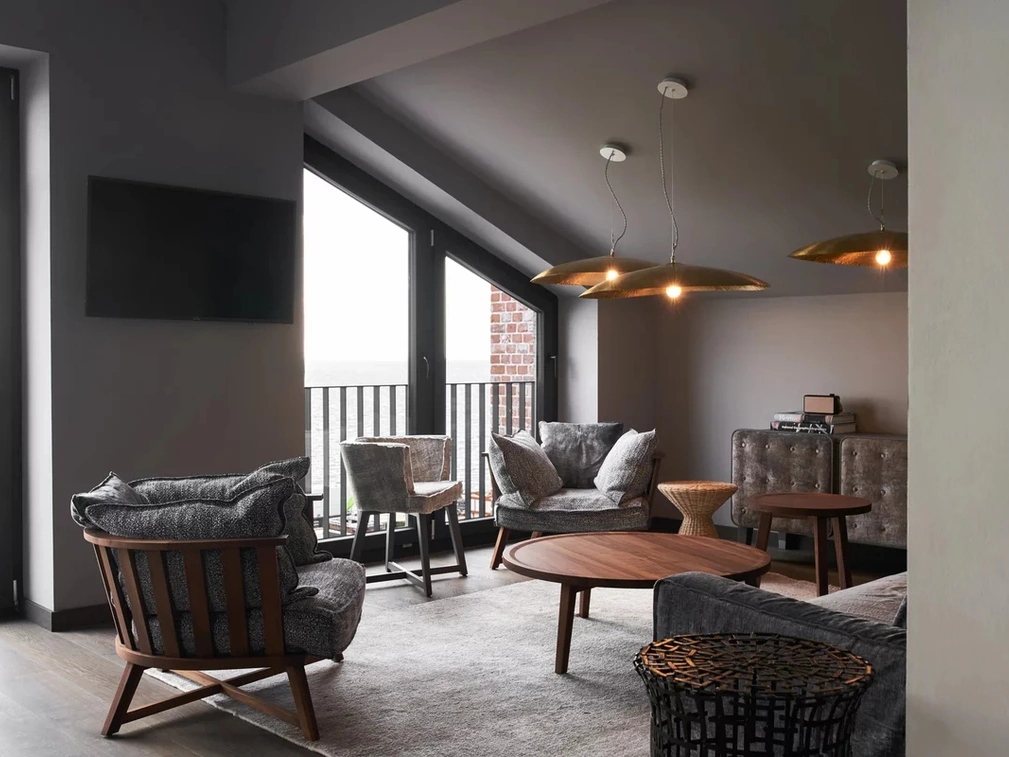 Poltrona Gray in noce di Gervasoni