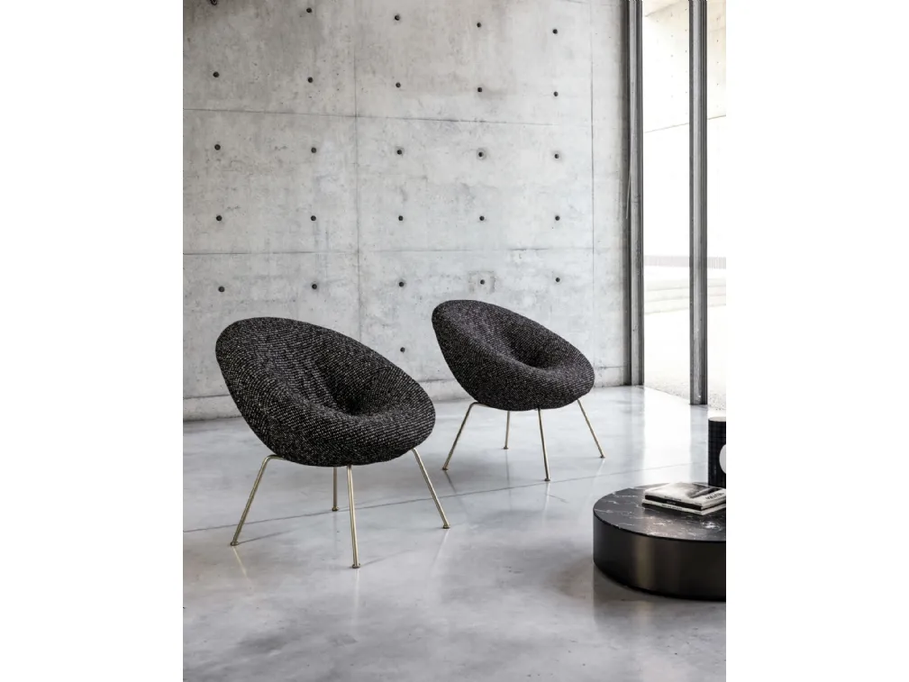 Poltroncina di design in tessuto imbottito con gambe in metallo finitura oro Nest Soft di Desirèe