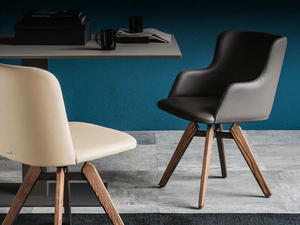 Sedia in legno rivestita in pelle con e senza braccioli Mulan di Cattelan Italia
