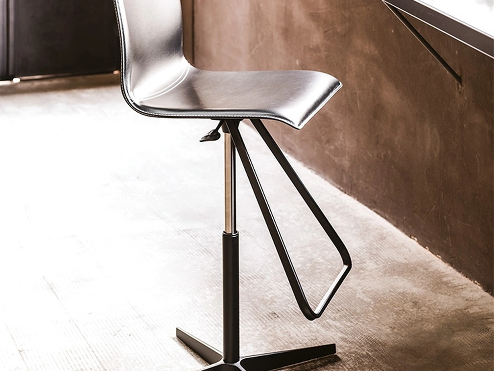 Sgabello in acciaio e cuoio Toto X di Cattelan Italia