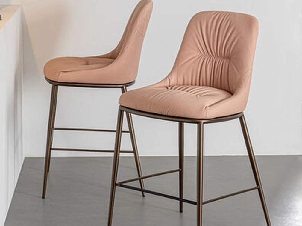 Sgabello Chic in pelle nabuk di Riflessi