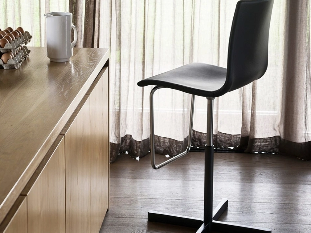 Sgabello Wok con seduta in cuoio di Desalto