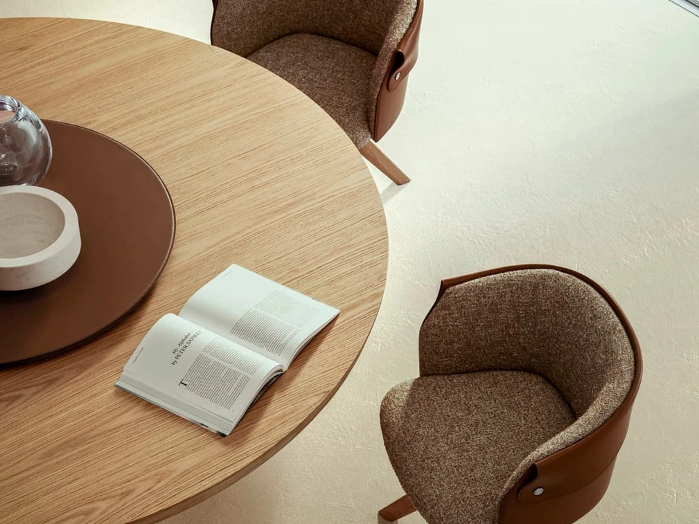 Sedia Ozzy in tessuto e cuoio con gambe in legno di Flexform