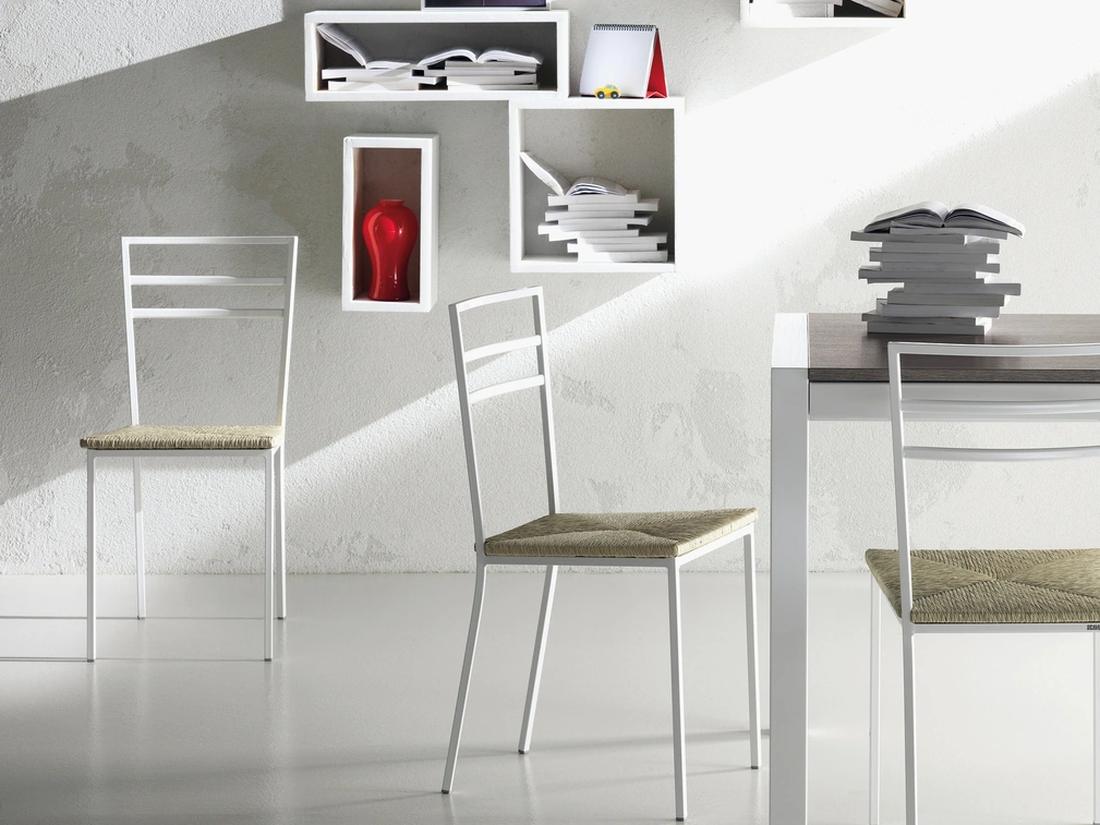 Sedia Quadrifoglio in metallo con seduta in paglia sintetica di Scavolini