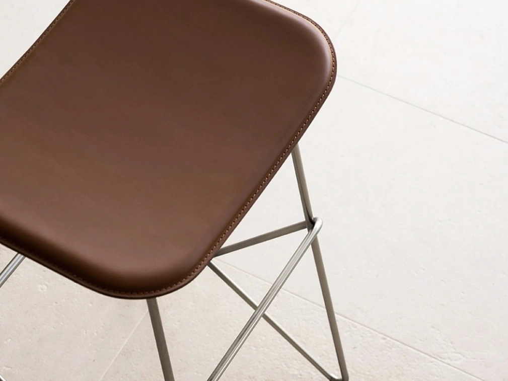 Sgabello Endless in cuoio e metallo di Desalto