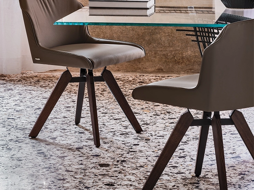 Sedia Tyler in pelle con gambe in legno di Cattelan Italia