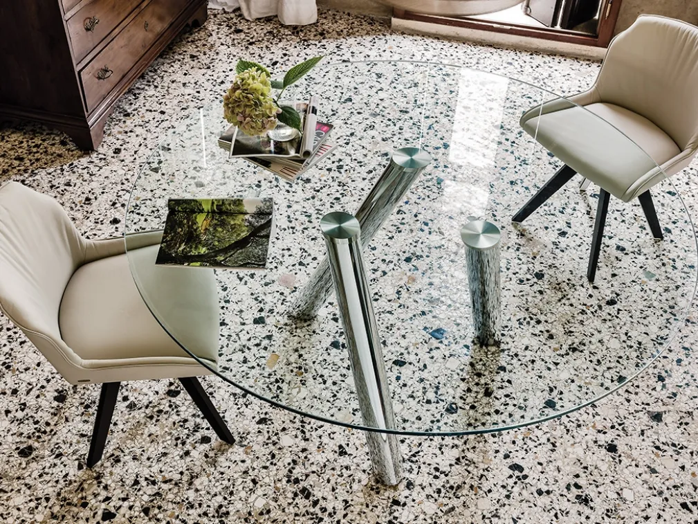 Tavolo rotondo con tre gambe in acciaio tubolare e piano in cristallo Ray di Cattelan Italia