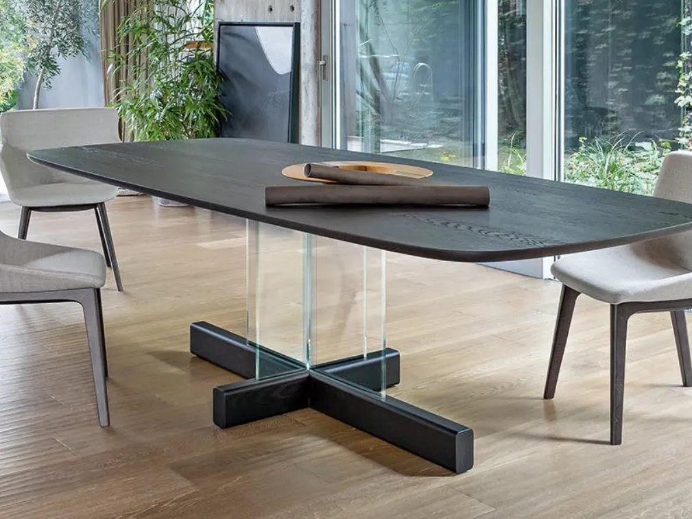 Tavolo Cross Table Glass con top in legno e base in cristallo trasparente di Bonaldo