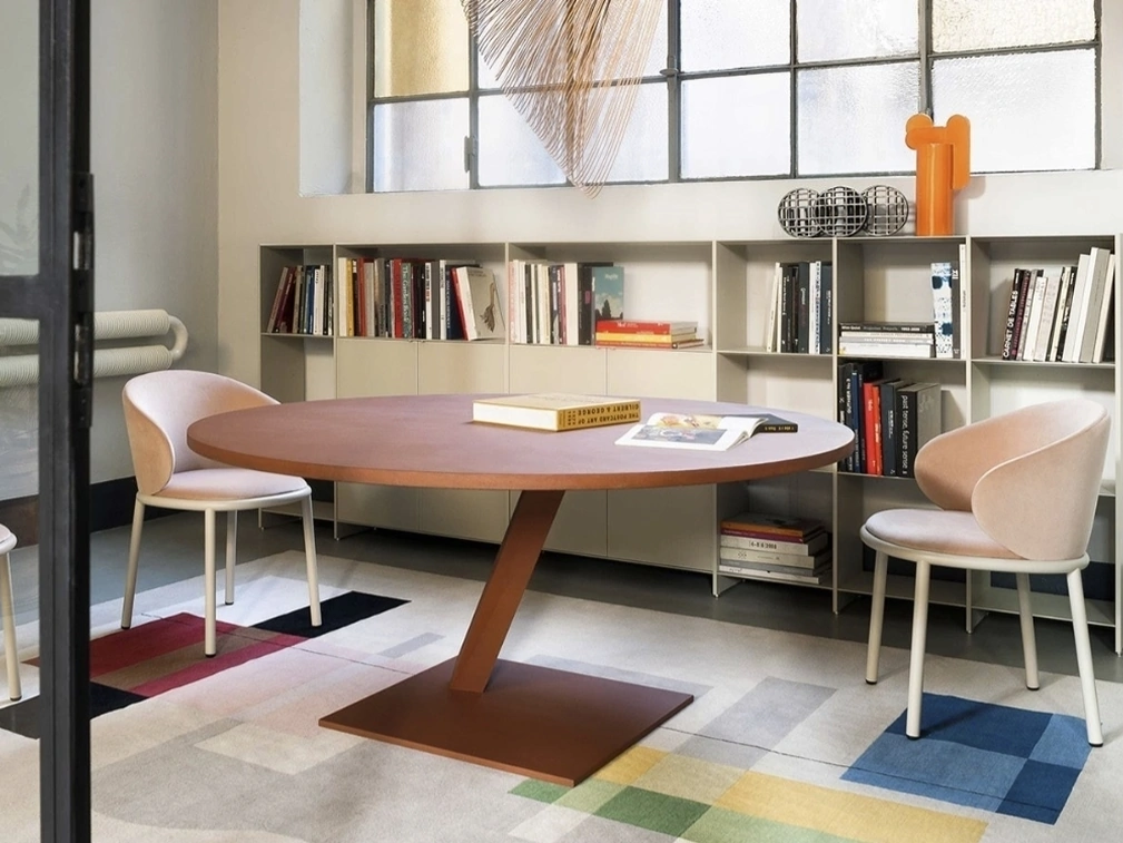 Tavolo rotondo Element in materico cemento rosso di Desalto