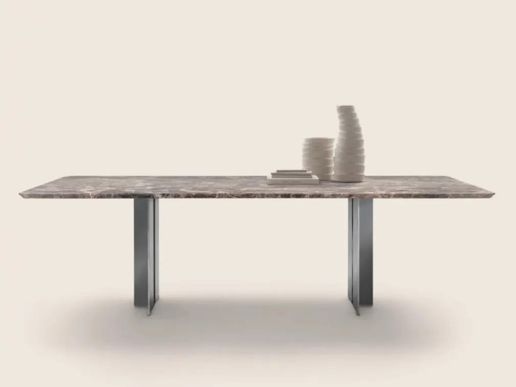Tavolo Spello con piano in marmo e base in metallo verniciato di Flexform