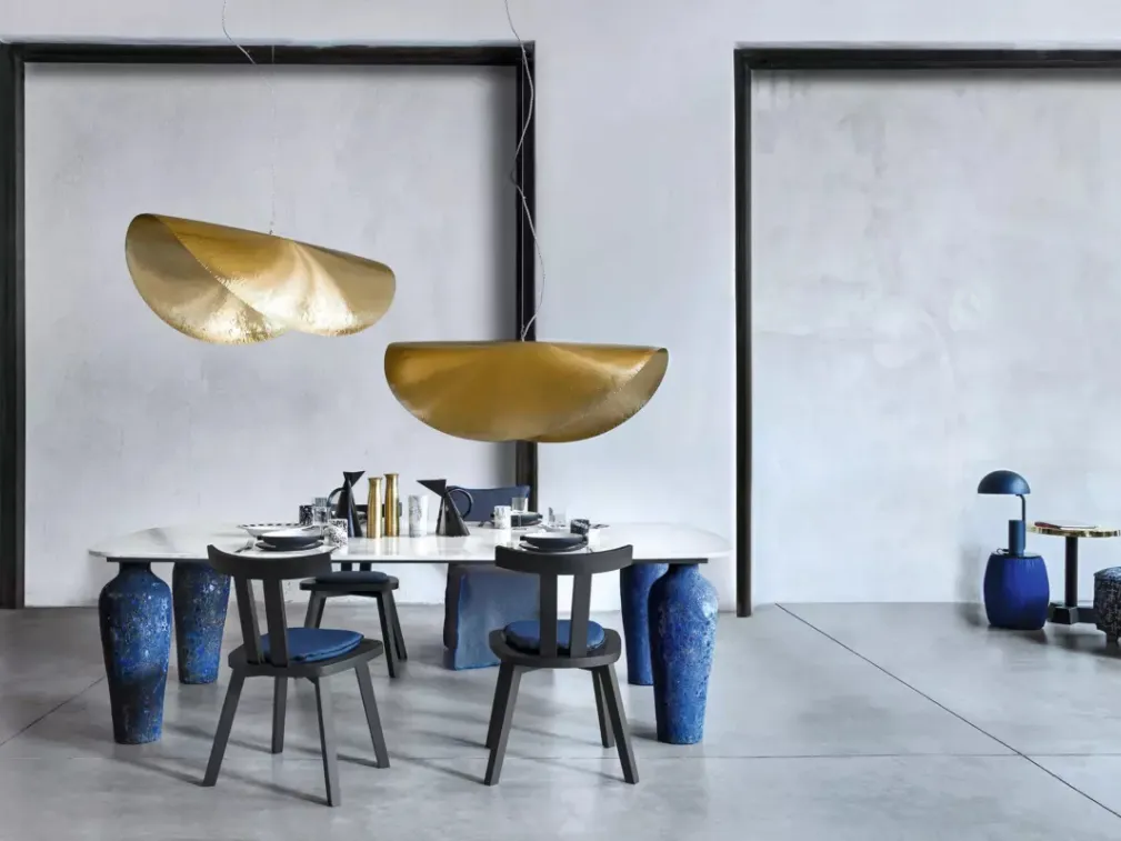 Tavolo Moon 33 in marmo bianco di Carrara e ceramica blu di Gervasoni