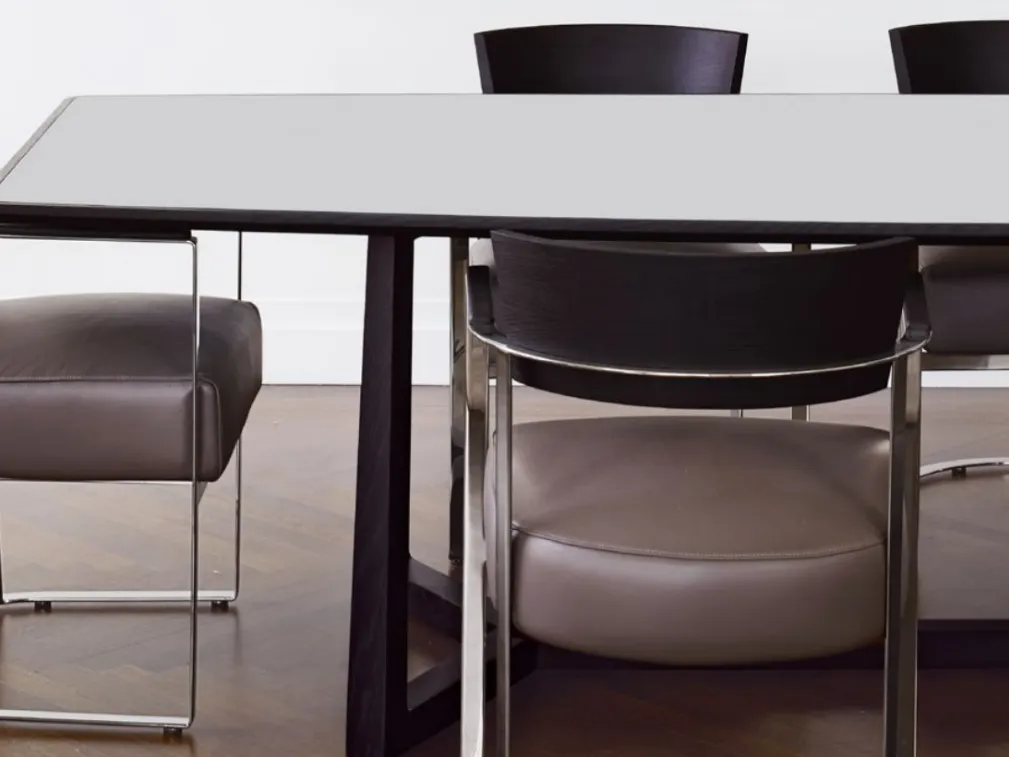 Tavolo con piano in legno laccato e base in legno massello Gipsy di Flexform