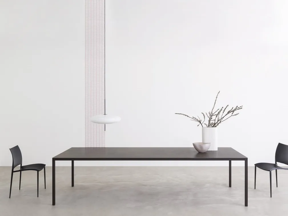 Tavolo Helsinki 35 Home con struttura in acciaio e top in laminato di Desalto