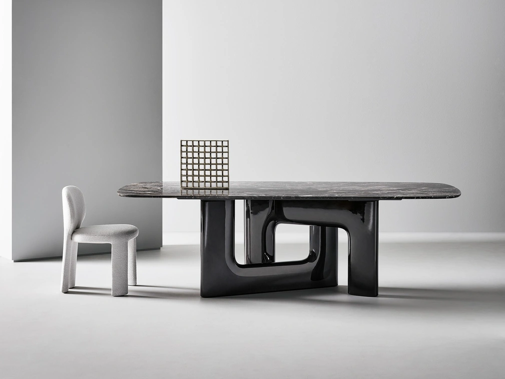 Tavolo di design Liaison con top in marmo e base in poliuretano di Bonaldo