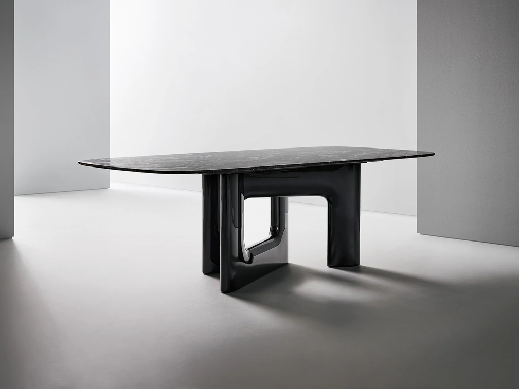 Tavolo di design Liaison con top in marmo e base in poliuretano di Bonaldo