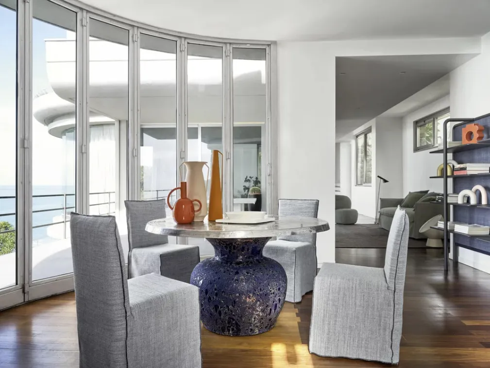 Tavolo Moon 34 con top in fusione di alluminio e base in ceramica di Gervasoni