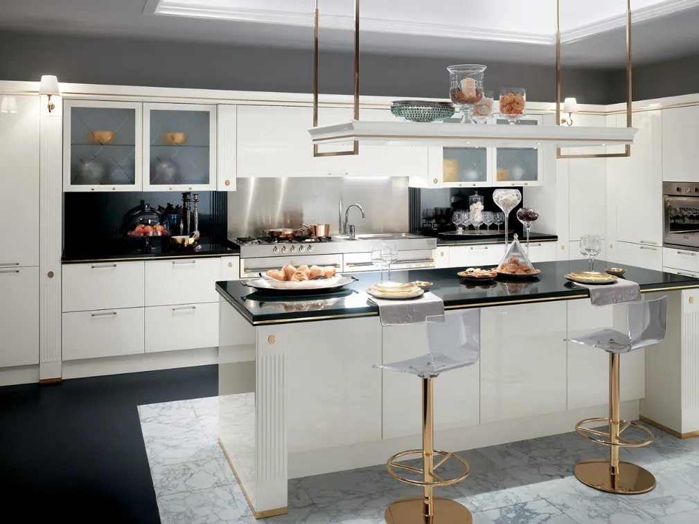 Cucina Classica angolare con isola Baccarat laccata lucida Bianca di Scavolini