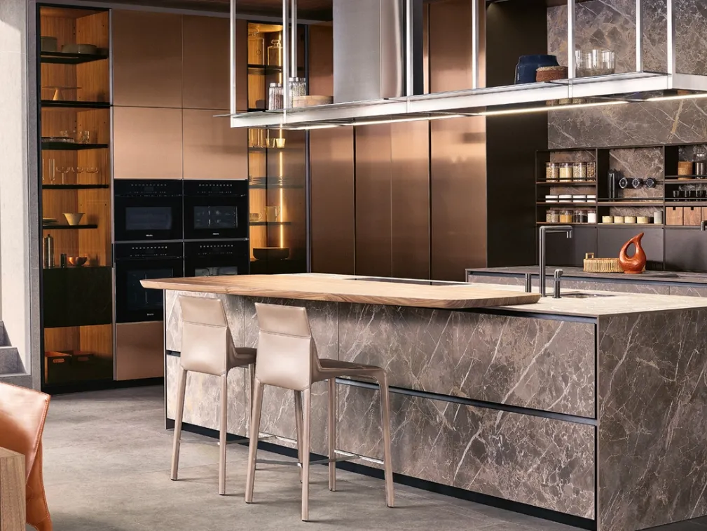 Cucina Design con isola Alea Pro 01 in MDI stone brown con piano snack in noce massello canaletto di Poliform