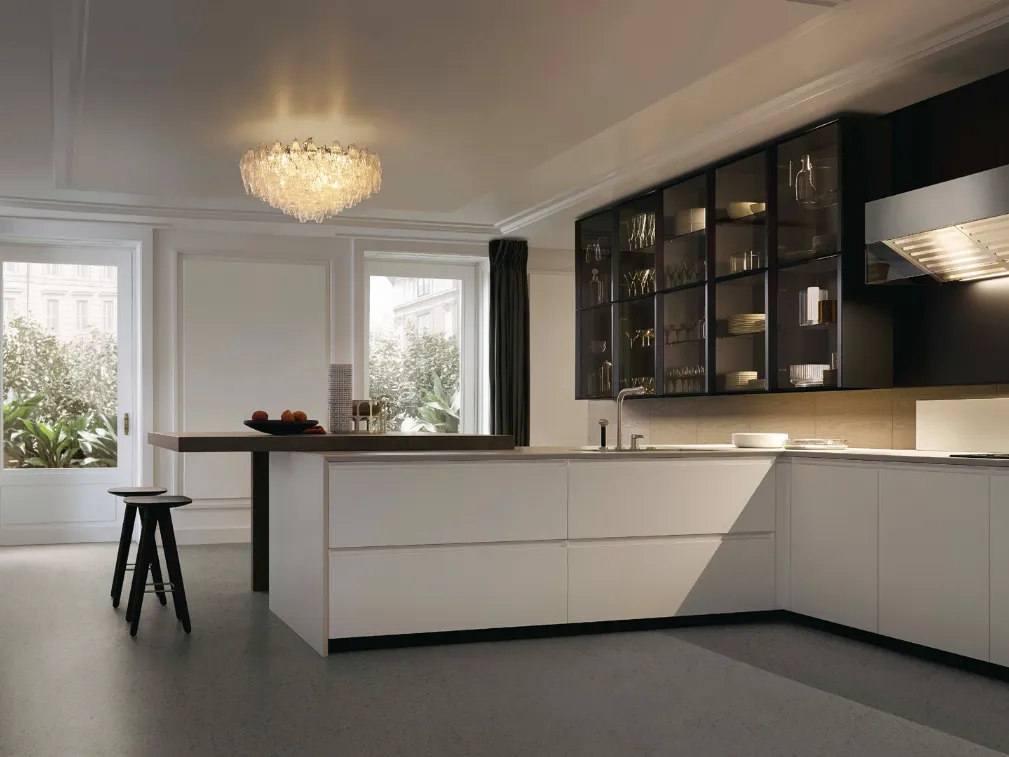 Cucina Design angolare Trail in laccato goffrato bianco e top in quarzite di Poliform