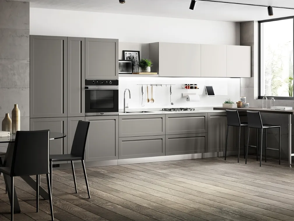 Cucina Moderna Carattere in laccato Grigio Chiaro e Grigio Titanio di Scavolini