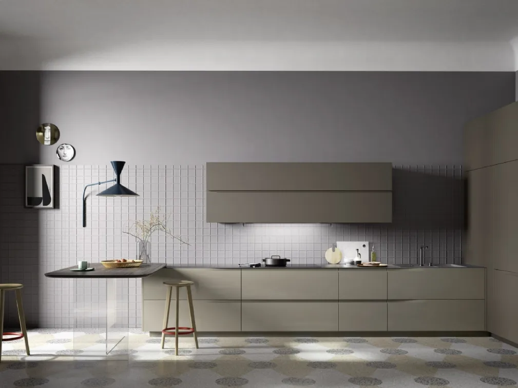 Cucina Moderna lineare in laccato lucido Visone e laccato opaco Terranova con penisola in essenza Rovere termotrattato M6 Vela di Meson's Cucine